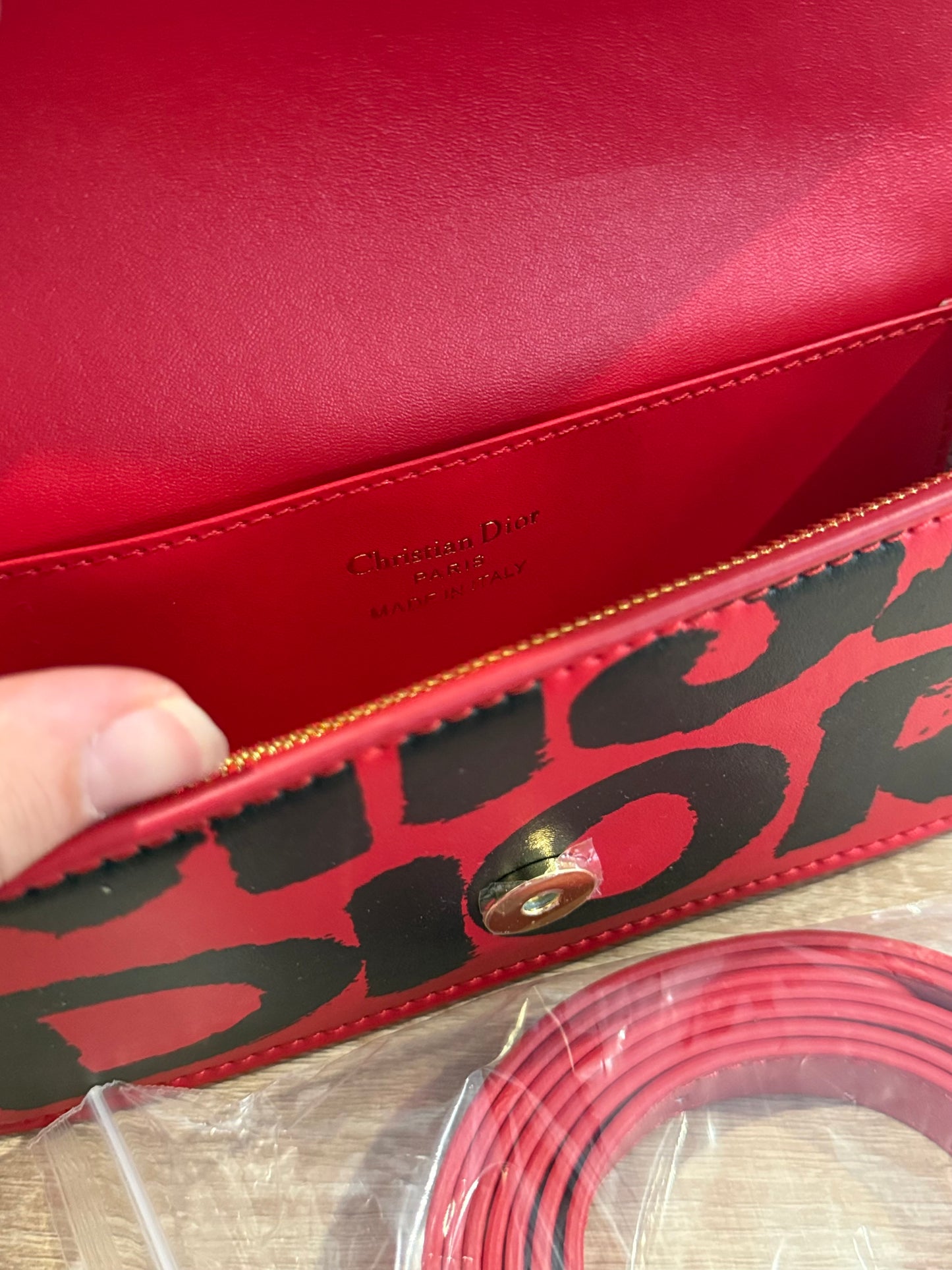 Bolso Cristian grafiti rojo