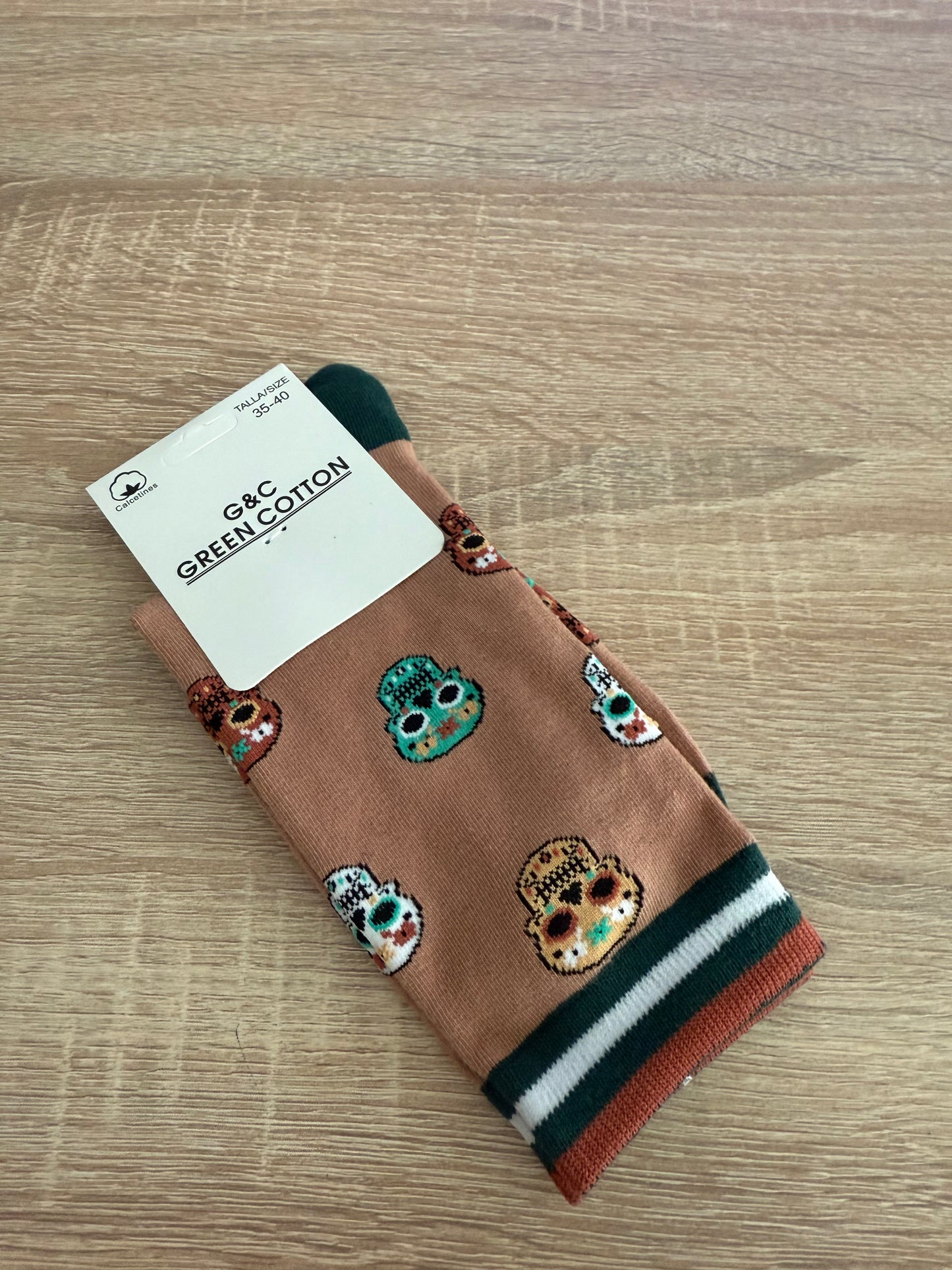 Calcetines calavera marrón